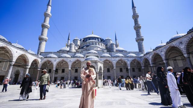Otizmli Joshie, İstanbul'da Müslüman karşıtlığına kekle meydan okuyor