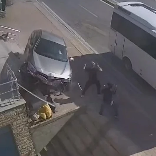 Otomobil merdiven boşluğuna uçtu: 2 kişi son anda kurtuldu