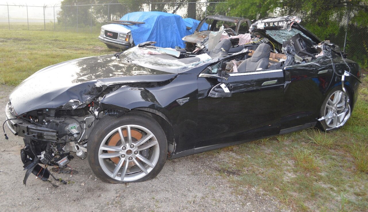 Otonom Tesla Kaza Anında İkiye Bölündü! Sürücüsüz Gelecek Tartışması