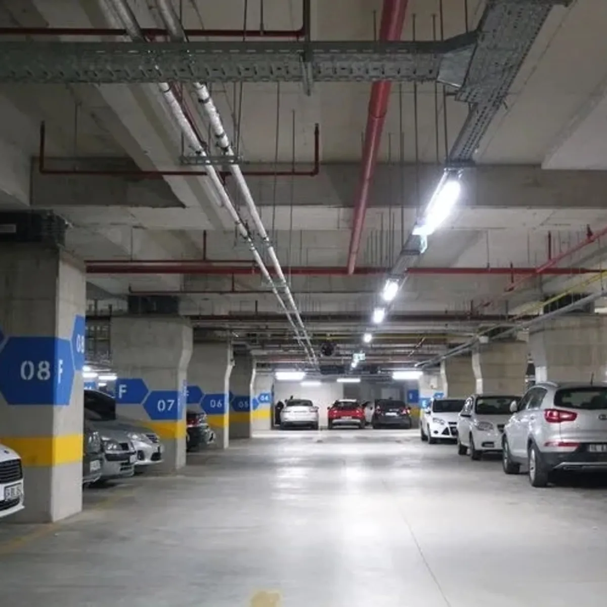 Otoparkta Akılalmaz Anlar: Araçların Üzerinde Zıplayarak Yürüdü