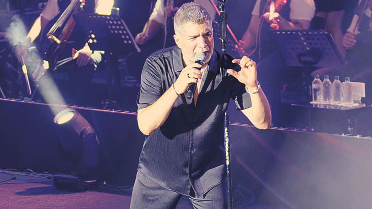 Özcan Deniz Kıbrıs'ta Sahne Aldı: 'Ezik Büzük Hallerimi Göstermiyorum