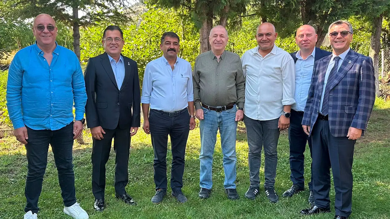 Özdağ rozet taktı, CHP'li başkan: 'Partimdeyim