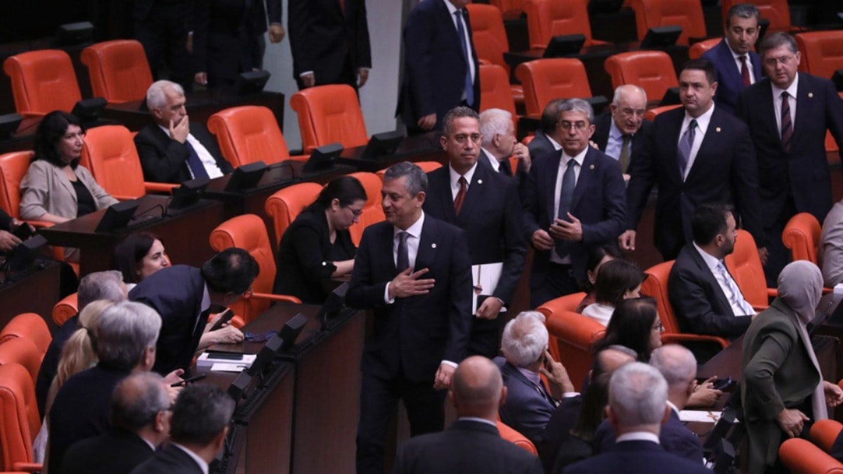 Özel 'Evet' Dedi, Vekiller Serbest Kaldı