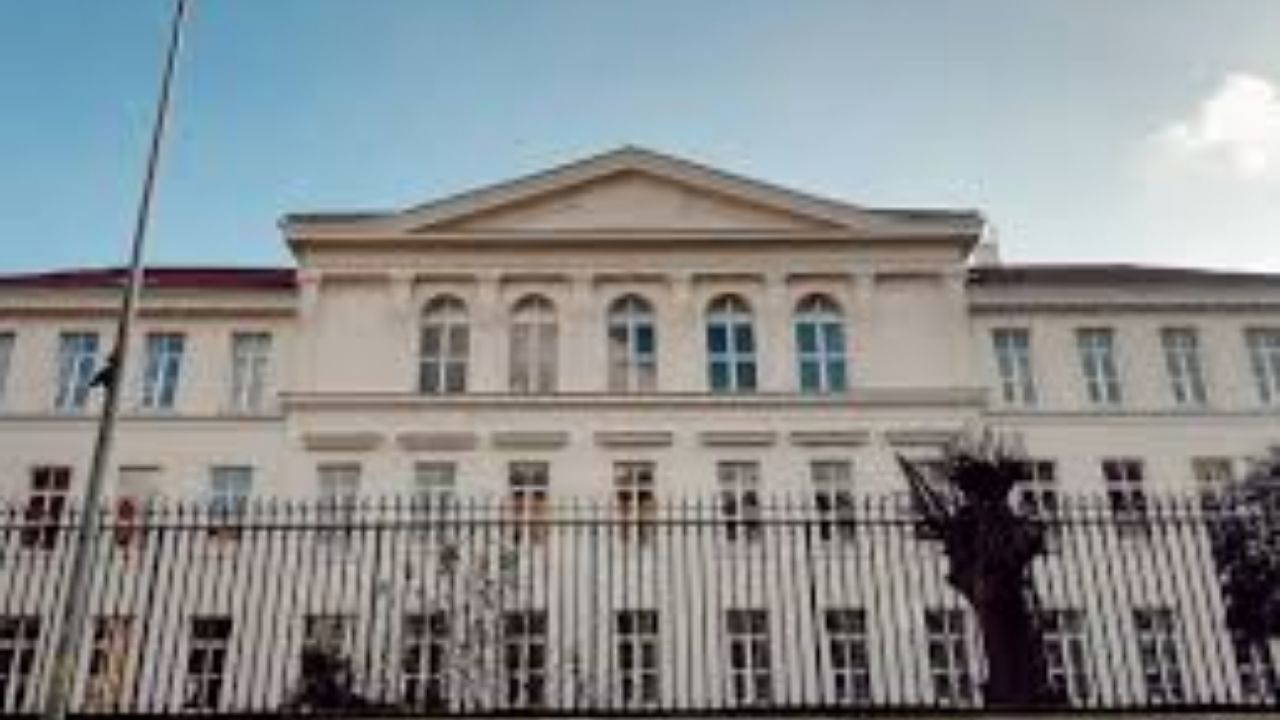 Özel İtalyan Lisesi'nde grev sona erdi, öğretmenler ücret eşitliğine kavuştu