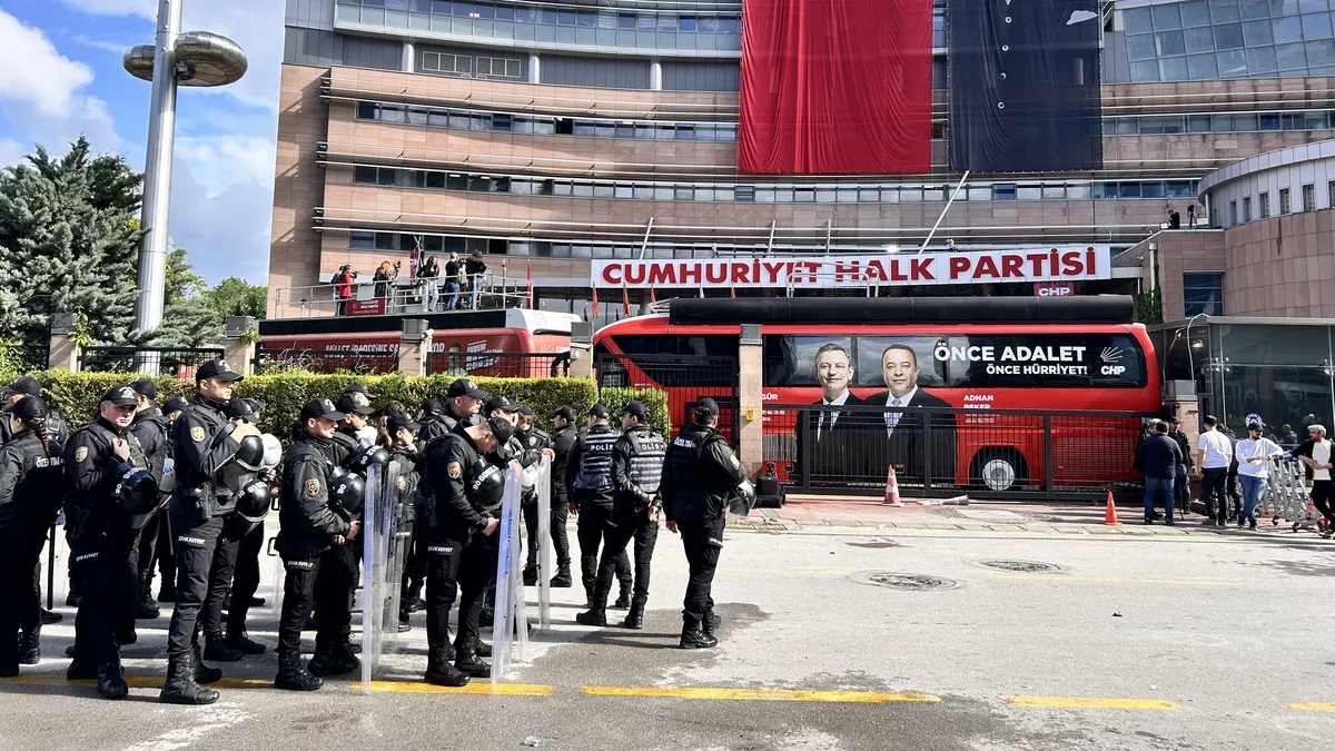 Özel’den Kılıçdaroğlu ekibine otobüslü barikat: CHP’de kriz büyüyor