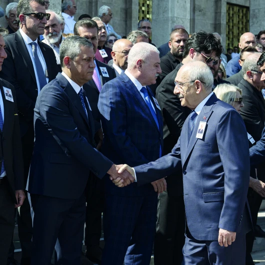 Özel ve Kılıçdaroğlu Cenazede Karşılaştı: Bakışlar Kaçırıldı
