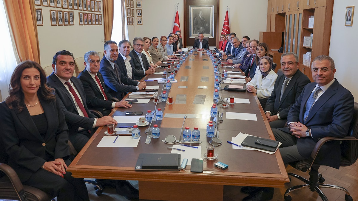 Özel'in 3 aşamalı stratejisi: Kurultay yolu kapanırsa iki parti devrede