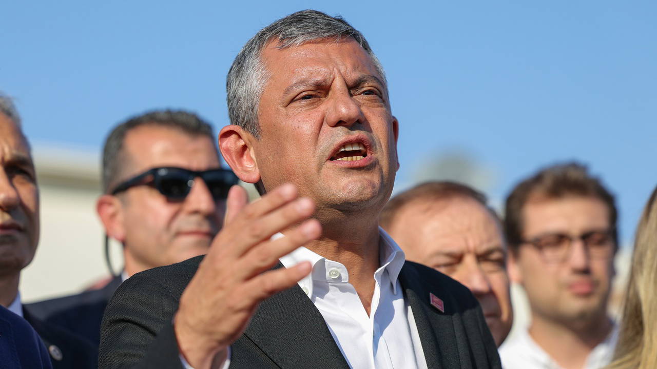 Özgür Özel'den Adana'da partisine kritik mesaj: 'Ya yol bulacağız ya yol açacağız