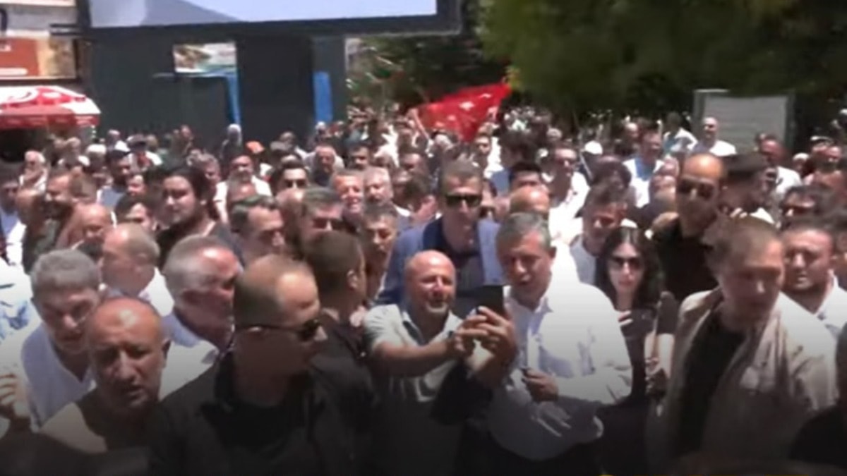 Özgür Özel, AKP'nin kalesi Niğde'de coşkuyla karşılandı