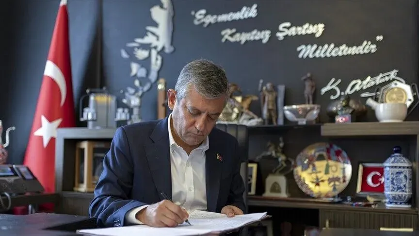 Özgür Özel’den AKP’ye geçen belediye başkanlarına sert tepki