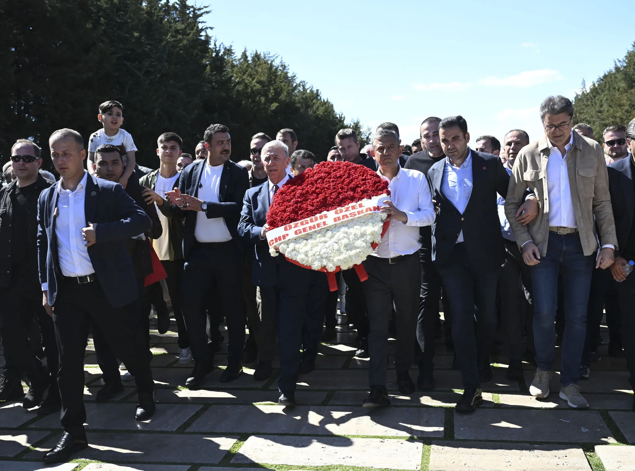 Özgür Özel'den Anıtkabir'de korsan çelenk girişimi: Mozoleye 'genel başkan' bandı takmaya çalıştı