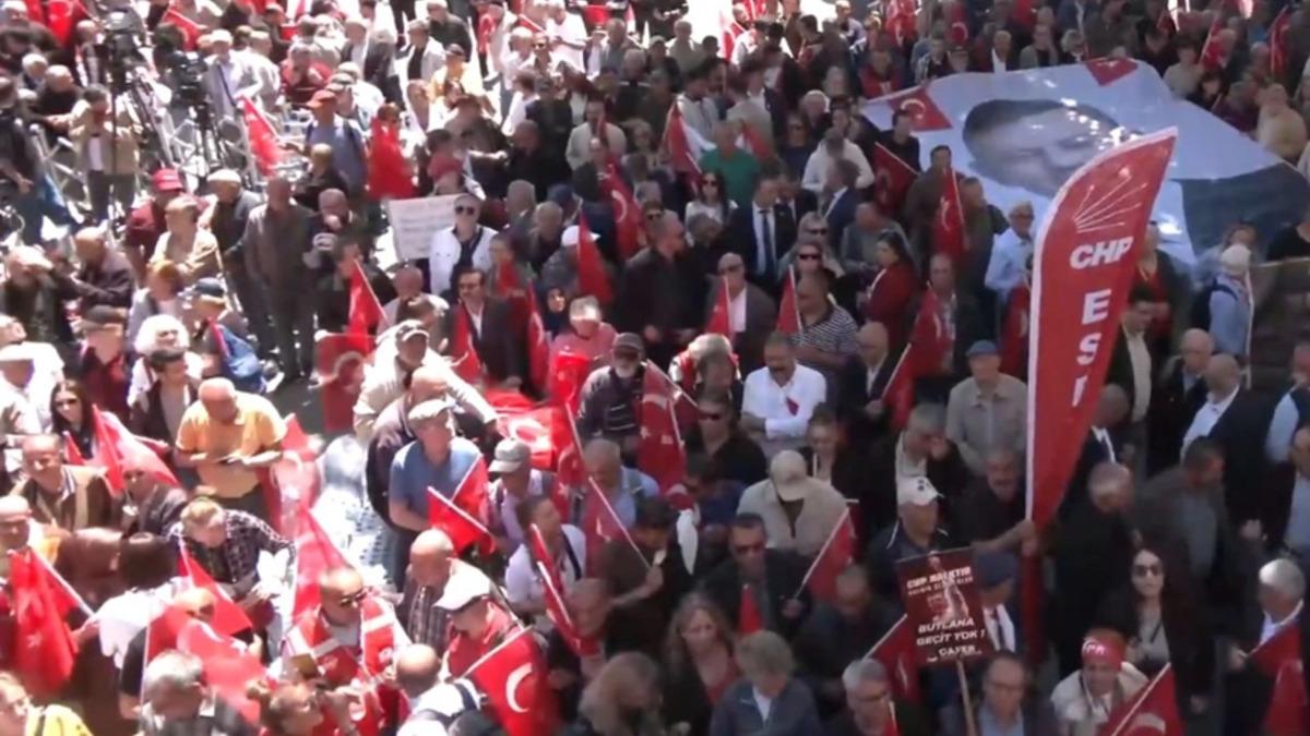 Özgür Özel'in bayramlaşma programına yoğun ilgi: 'Özgür gelecek, özgür Türkiye