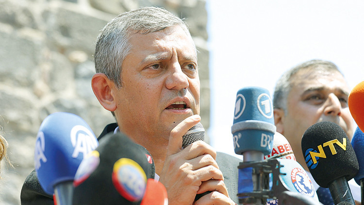 Özgür Özel: Binaları bıraktık yürüyoruz, kayyuma karşı direniyoruz
