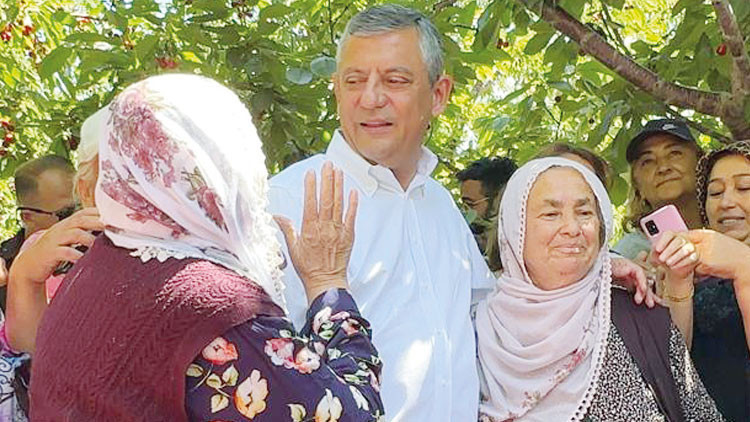 Özgür Özel: Bu yoldan dönmeyiz, kurtuluş mücadelesi veriyoruz