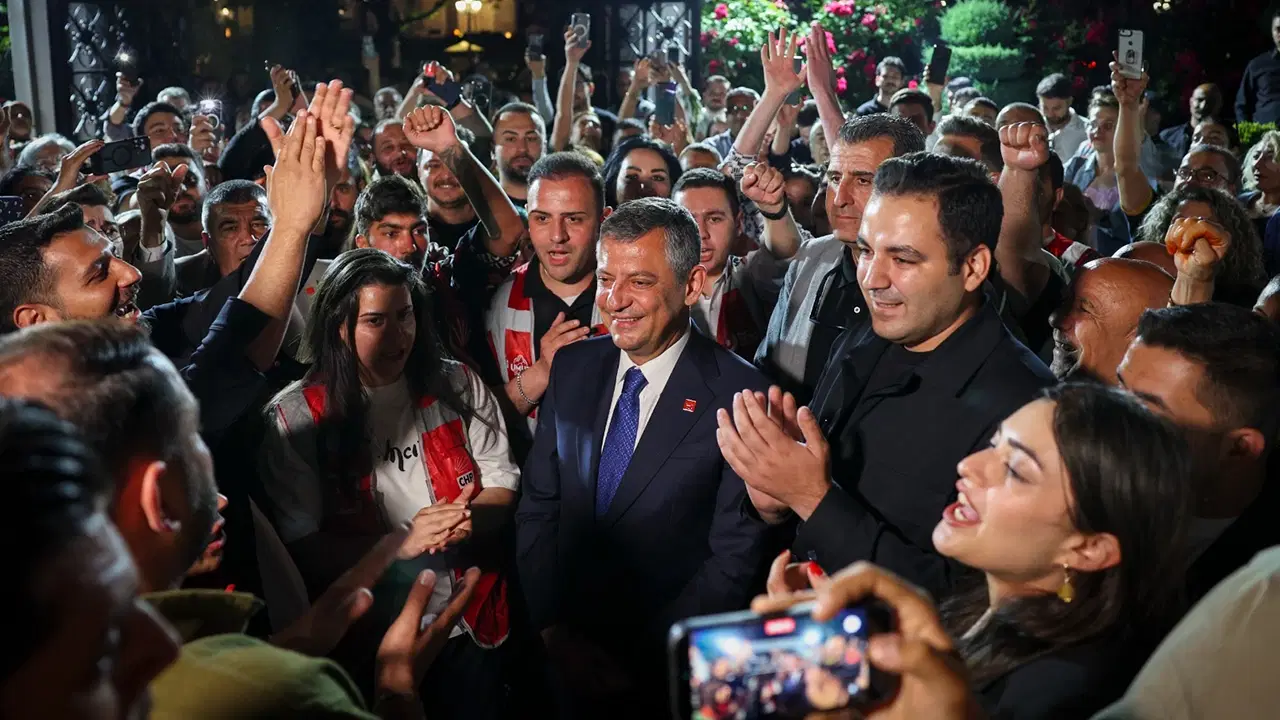 Özgür Özel canlı yayın çıkışında gençlerin sürpriz uğurlaması