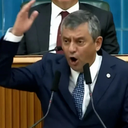 Özgür Özel'den Cemil Tugay'a sert sözler: 'Namussuz' deyip beddua etti