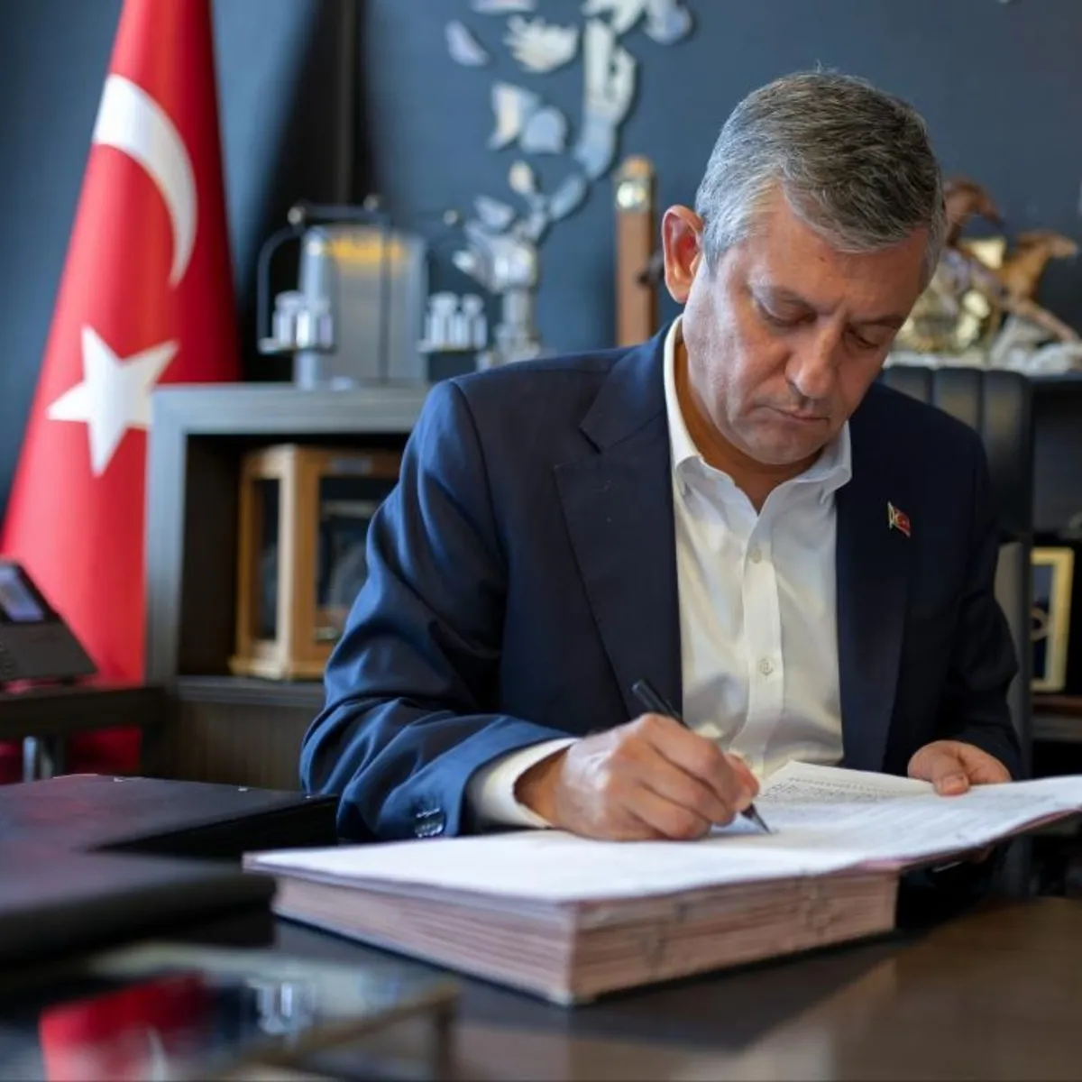 Özgür Özel CHP'den istifa etti, yeni partisini kurdu
