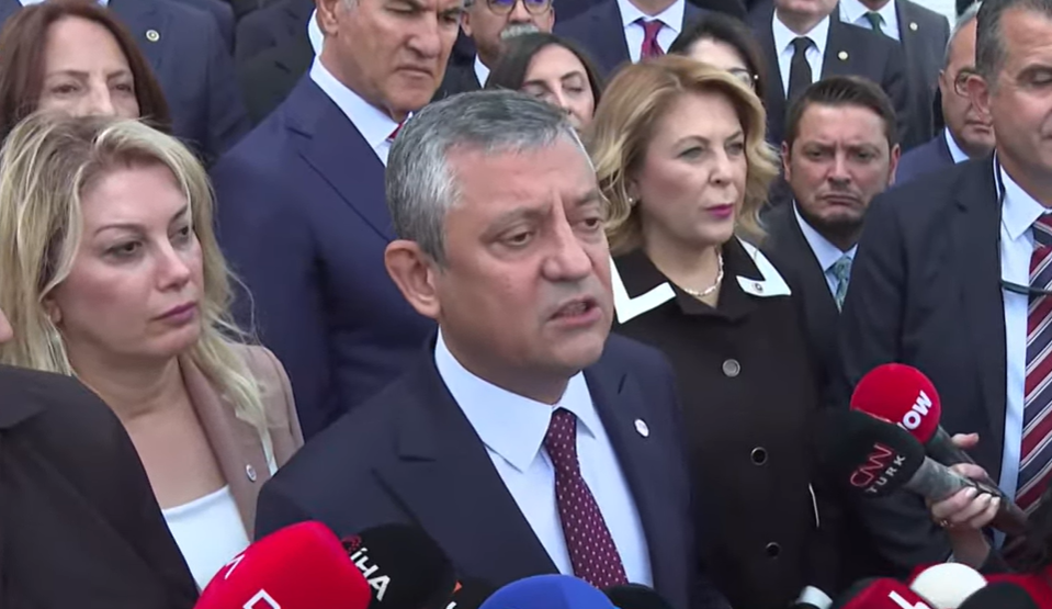 Özgür Özel'den CHP'ye sert sözler: 'İkiyüzlülüğün dik alası