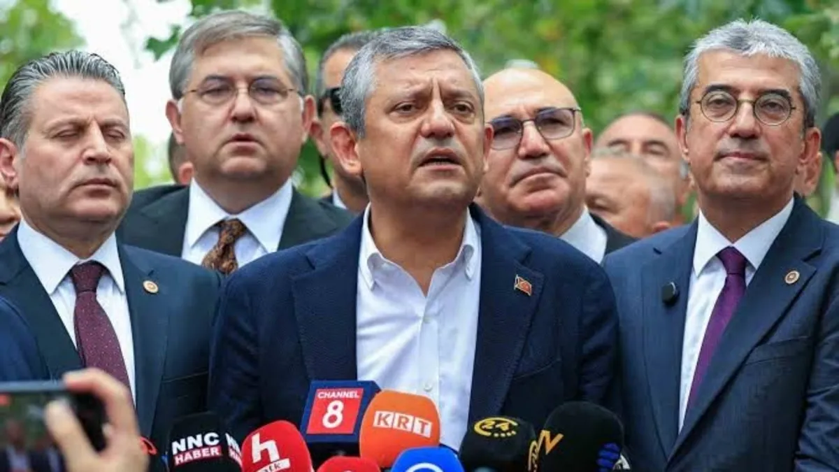 Özgür Özel'in CHP Üyelerine Yönelik Hamlesi: 'Kurultaya Kadar Geçelim' Talimatı