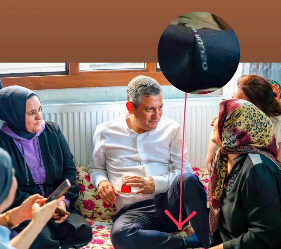 Özgür Özel'in ev ziyaretindeki çorap detayı sosyal medyada gündem oldu