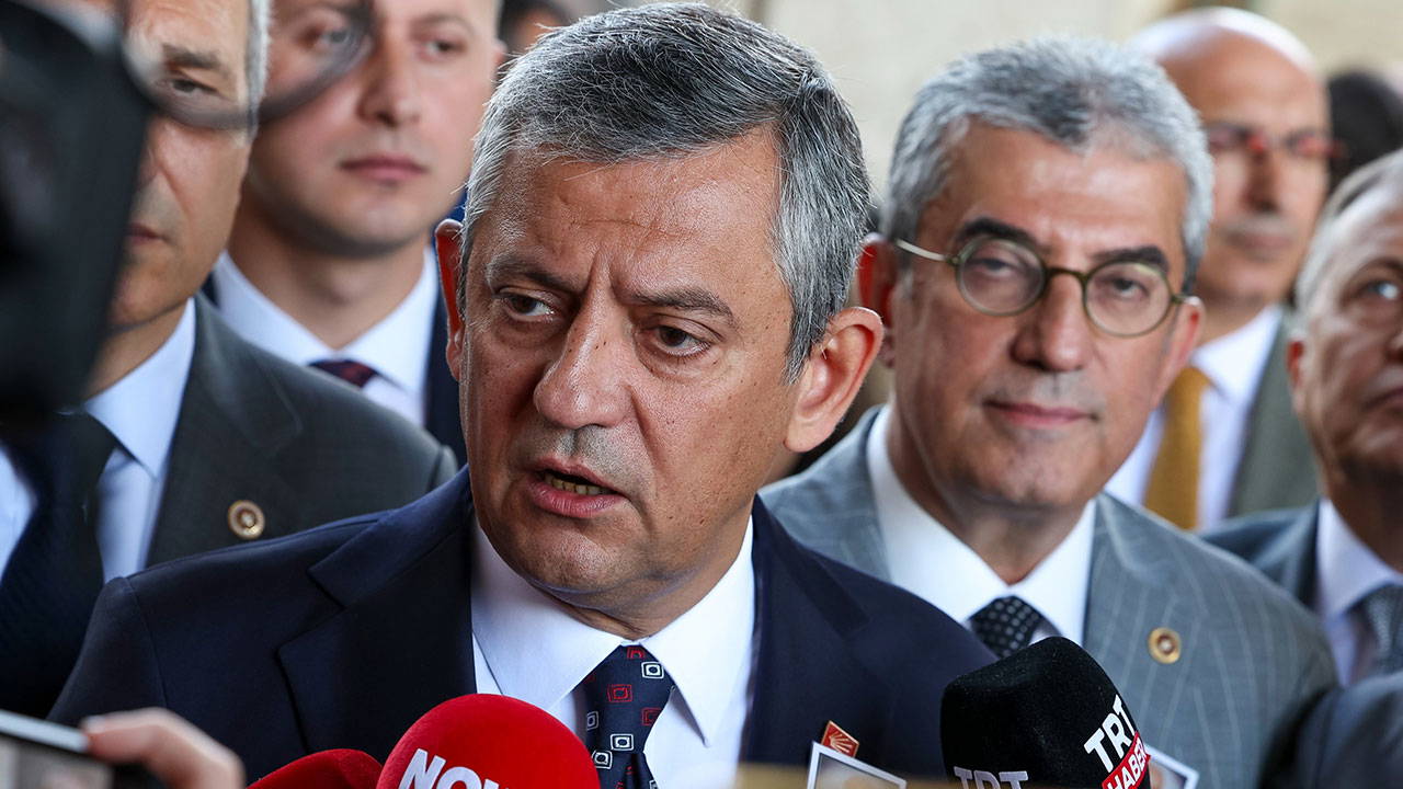 Özgür Özel'den demokrasi nöbeti çağrısı: 'Parti içi darbeye boyun eğmeyeceğiz