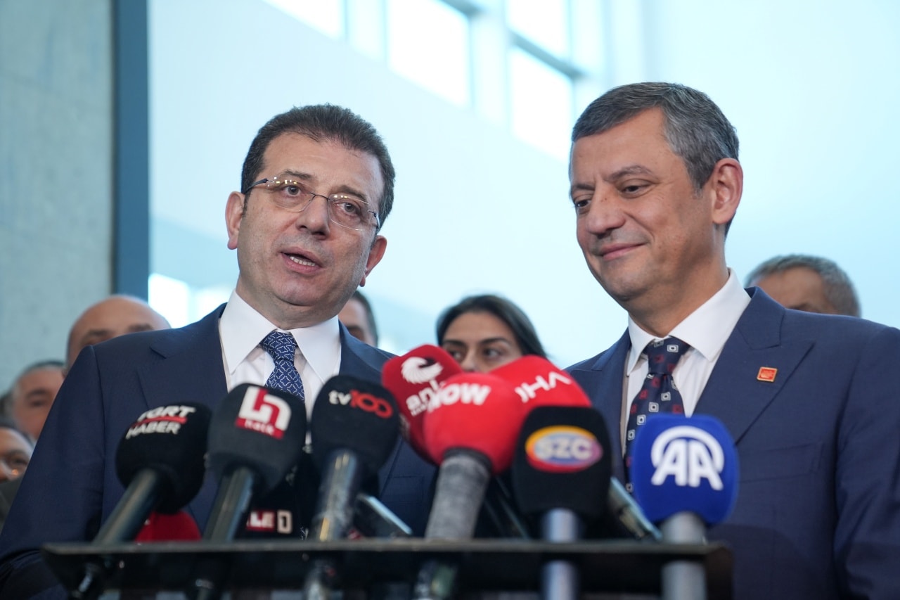 Özgür Özel ve Ekrem İmamoğlu'ndan ortak bayramlaşma çağrısı