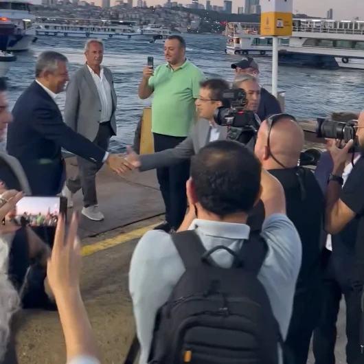 Özgür Özel'in İBB Teknesiyle Mitinge Gelişi Tepki Çekti