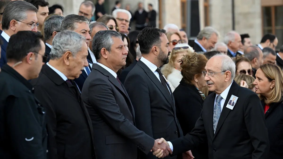 Özgür Özel ve Kemal Kılıçdaroğlu'nun Soğuk Tokalaşması