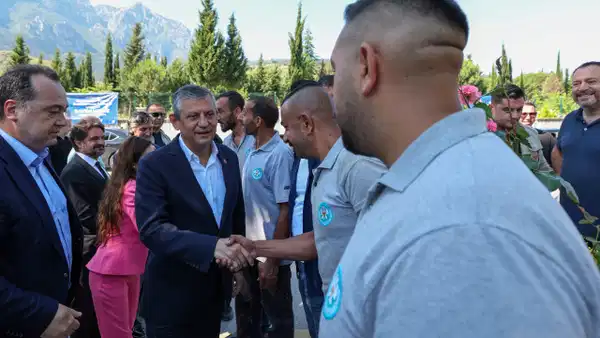 Özgür Özel, Kurban Bayramı'nda Manisa'da Şehitlik ve Kabristan Ziyaretleri Yaptı