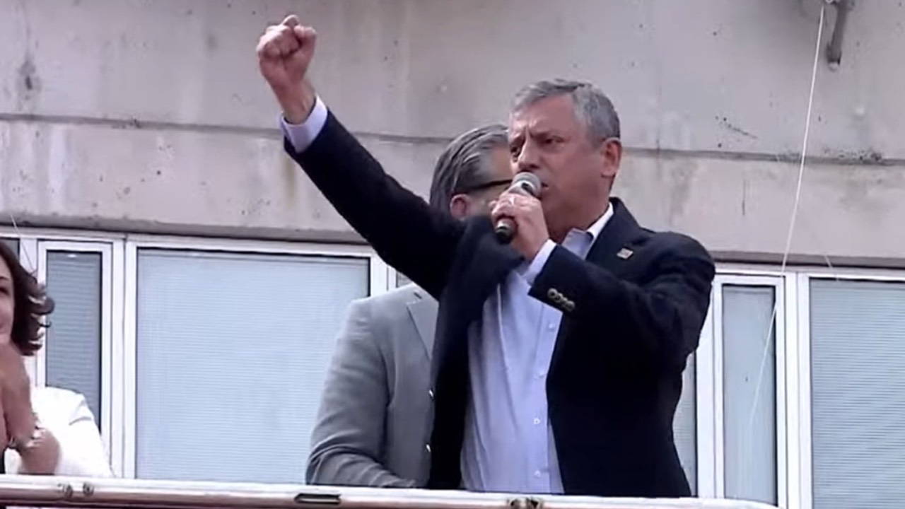Özgür Özel'den Lüleburgaz'da Sert Mesaj: 'CHP'ye Çökmeye Kalkanlar Bilsin