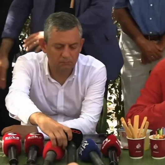 Özgür Özel'in Mikrofonlarla İmtihanı: Edirne'de Dikkat Çeken Anlar