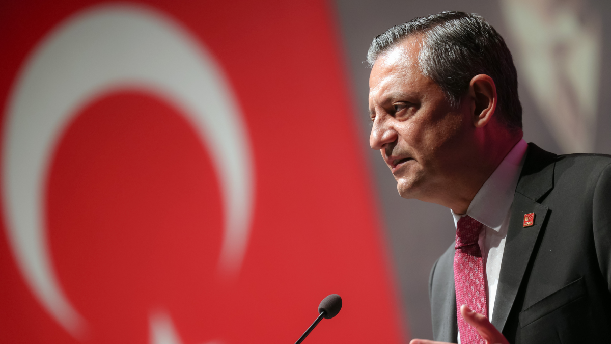 Özgür Özel'den NATO zirvesine kritik uyarı: Erdoğan demokrasiyi askıya alıyor