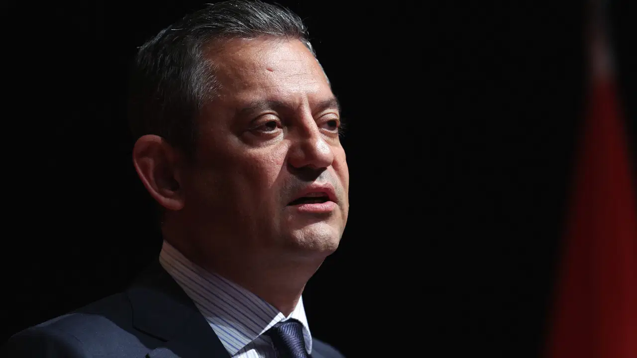Özgür Özel'den Nazım Hikmet Anması: 'Düşmesin Bizimle Yola