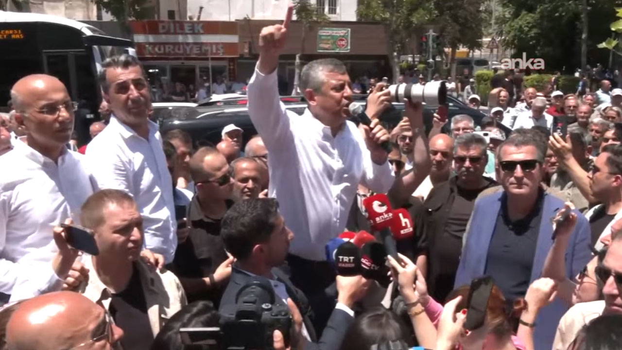 Özgür Özel Niğde'de bankta: Milletin gücü burada