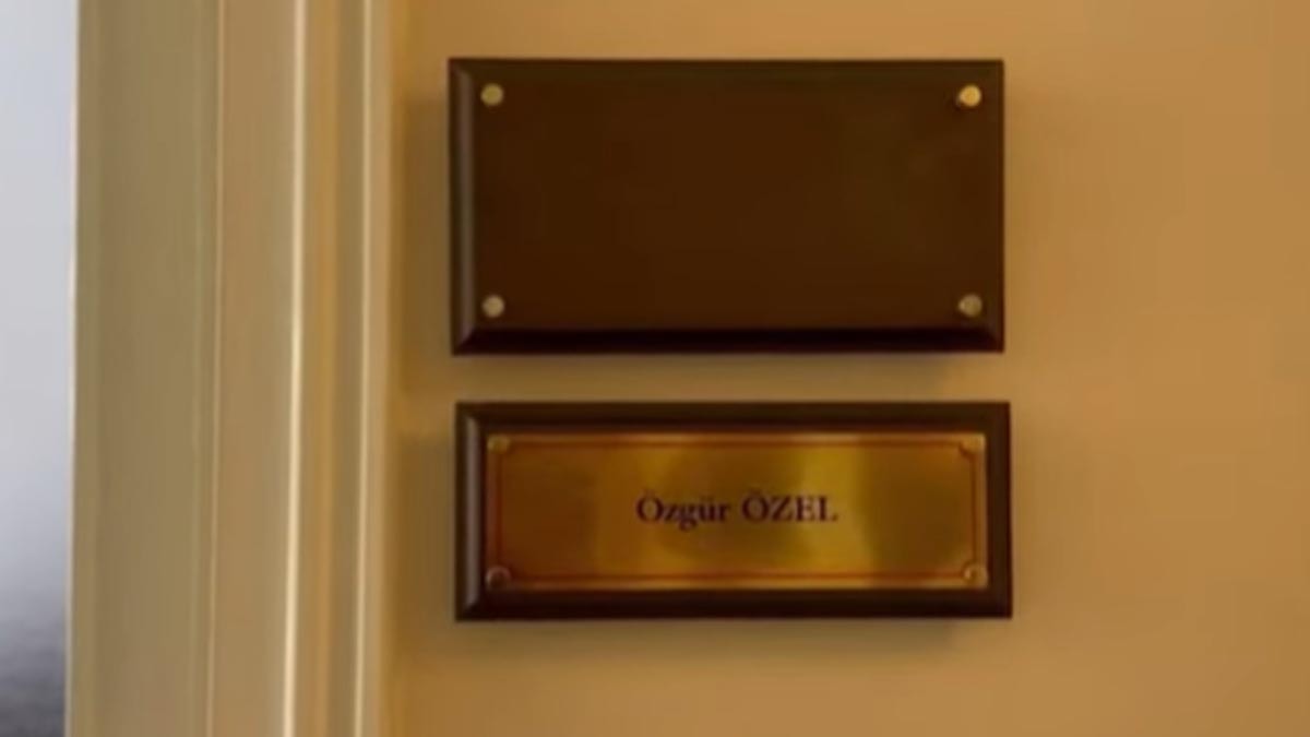 Özgür Özel'in odasından CHP levhası kaldırıldı