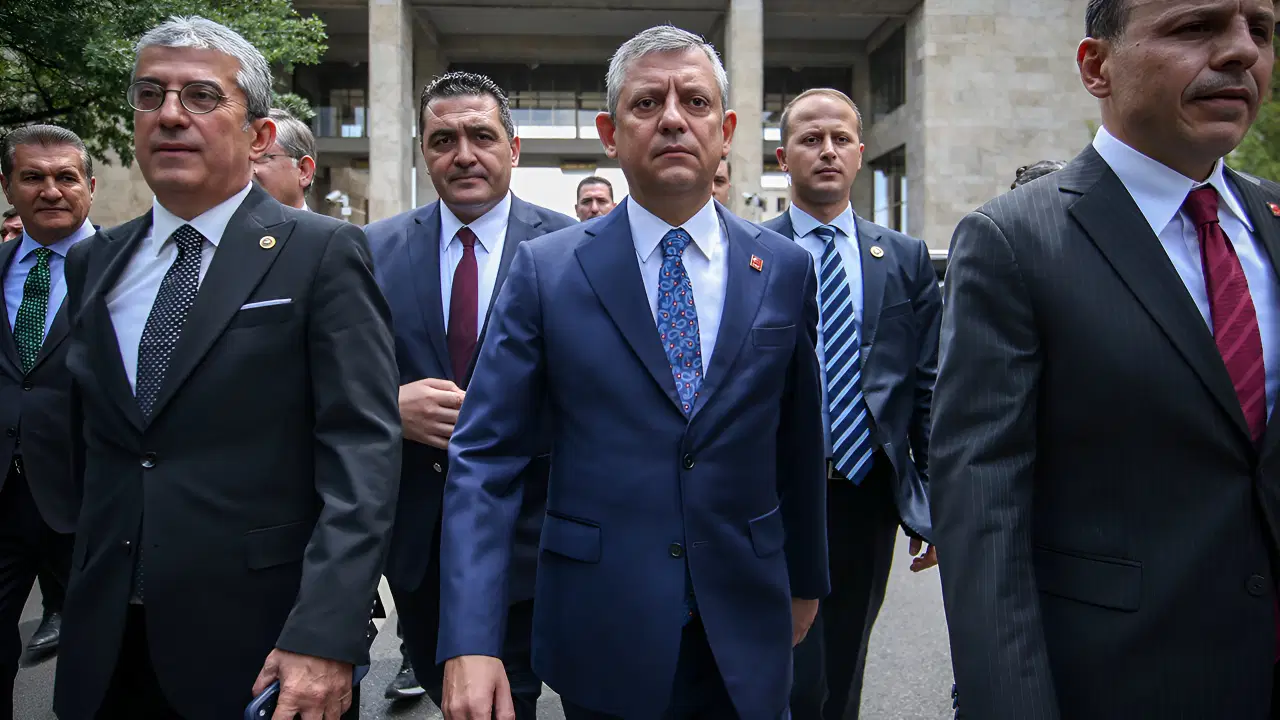 Özgür Özel'den olağanüstü kurultay hamlesi: İmzalar yarın genel merkezde