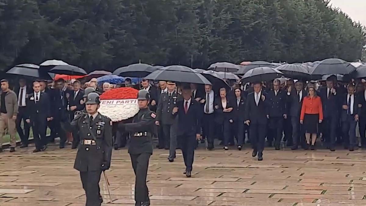 Özgür Özel partisini Anıtkabir'e taşıdı