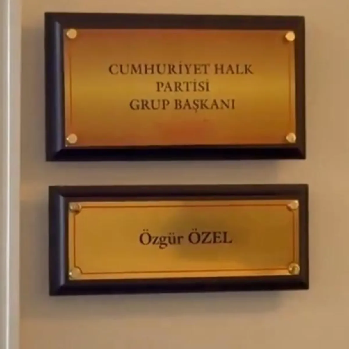 Özgür Özel'in TBMM'deki odasında unvan değişikliği