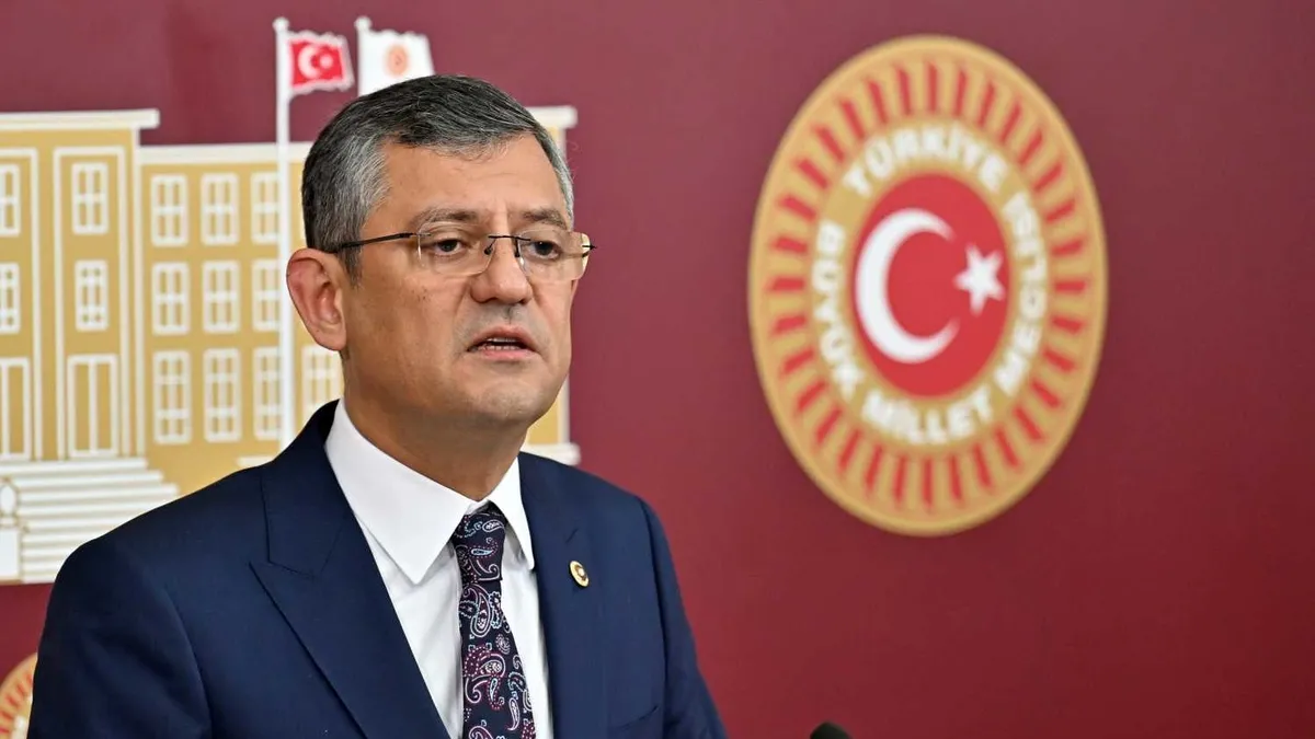 Özgür Özel'den traktör pozuyla skandal: Yeni parti logosu alay konusu oldu
