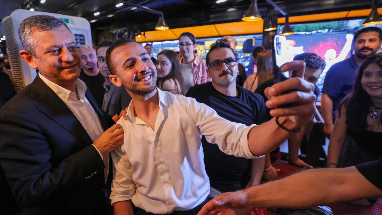Özgür Özel'den Gençlere: Ümitsiz Bırakmayacağız
