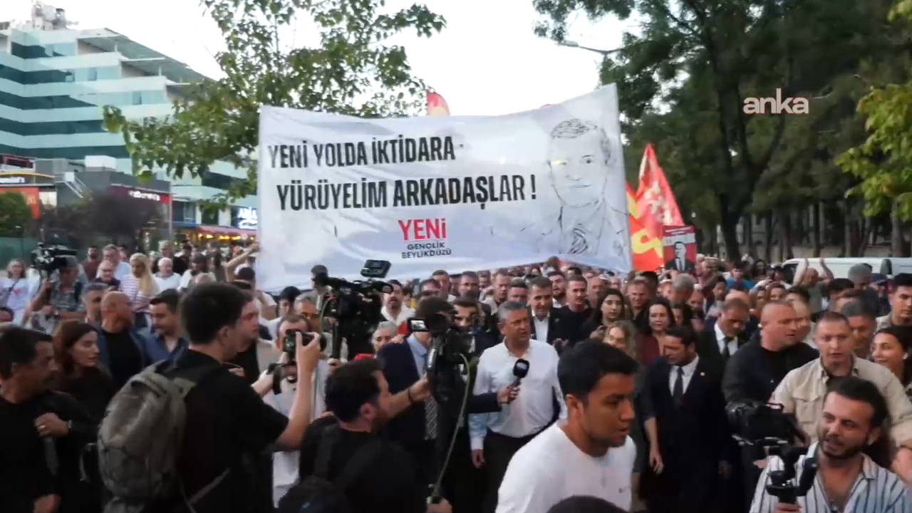 Özgür Özel ve YENİ Partililer Beylikdüzü'nde Tutuklu Başkanlar için Yürüdü