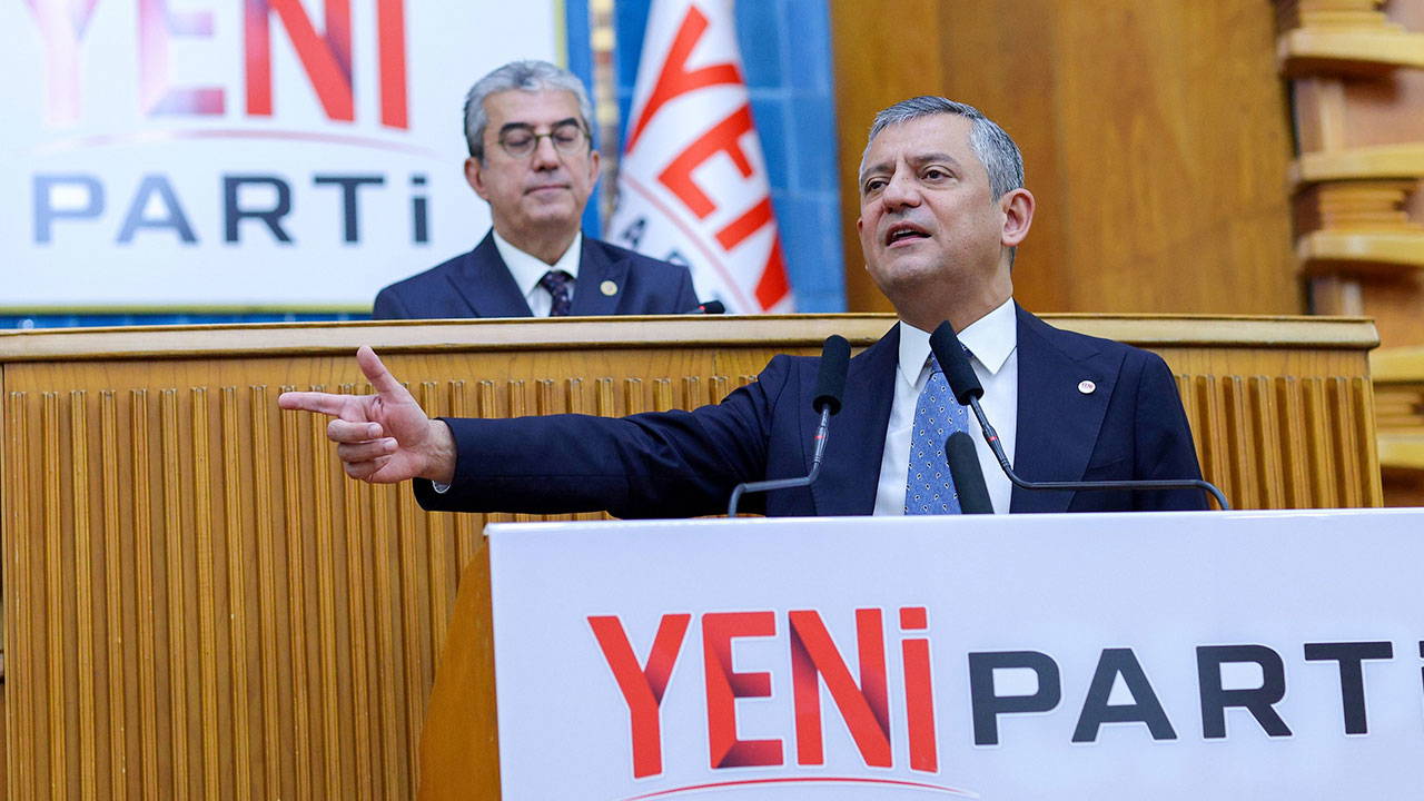 Özgür Özel YENİ Parti'de ilk grup toplantısını yaptı, istifa çağrısını netleştirdi