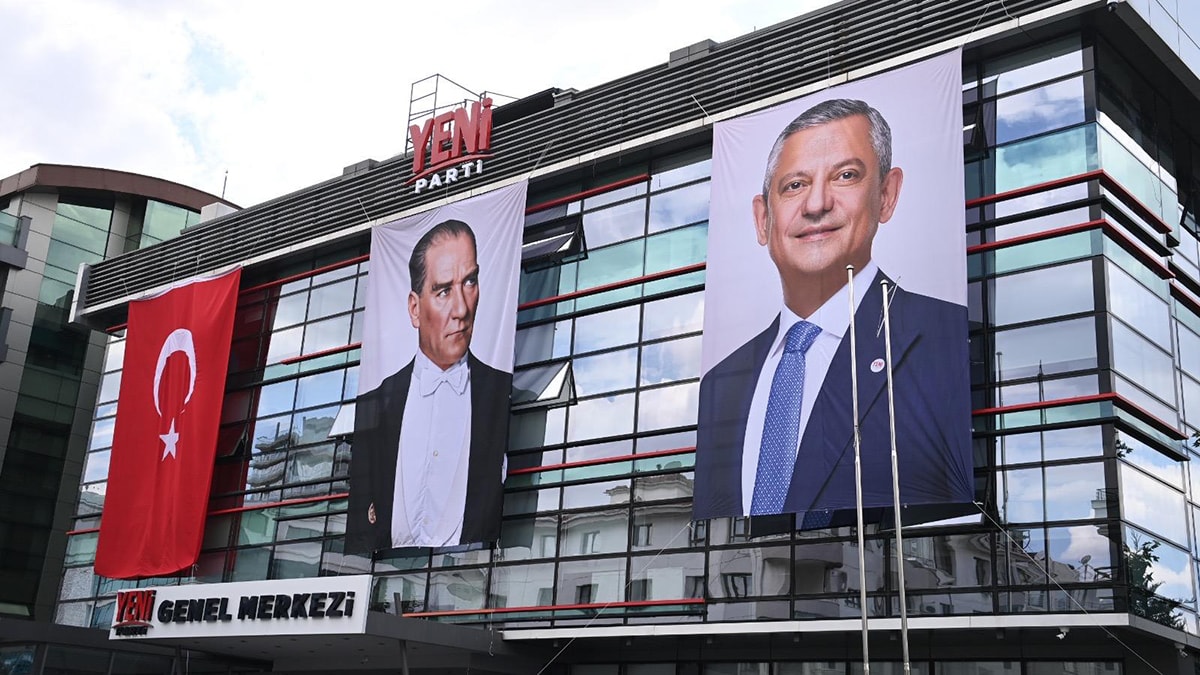 Özgür Özel: Yeni Parti'nin İsmi Değişmeyecek