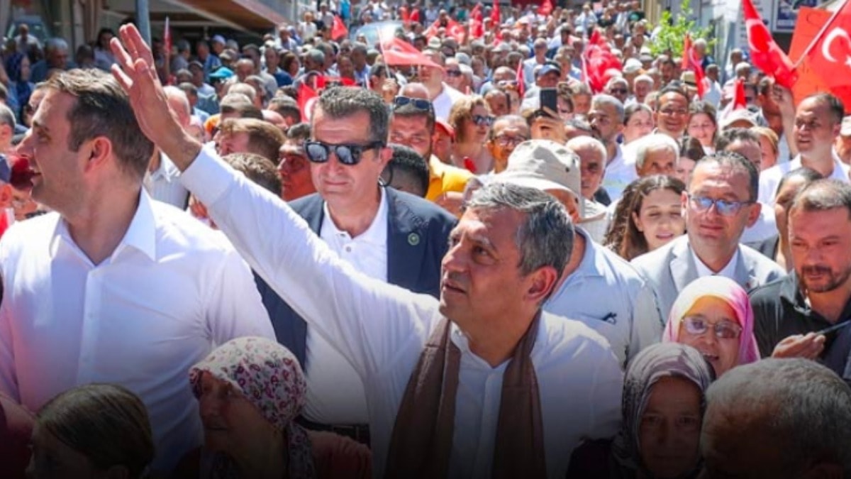Özgür Özel'den yeni parti sinyali: Görüşmelerimiz var