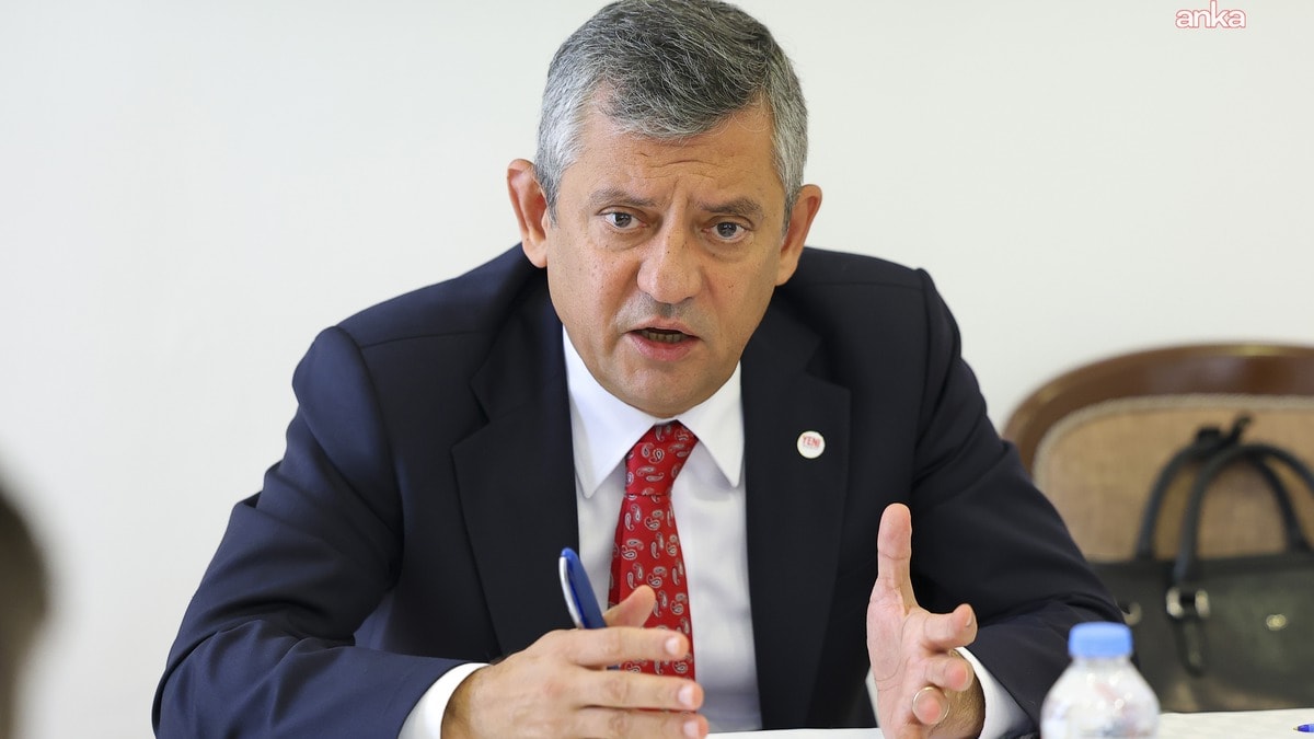 Özgür Özel YENİ Parti'nin Sosyal Medya Hesaplarını Tanıttı