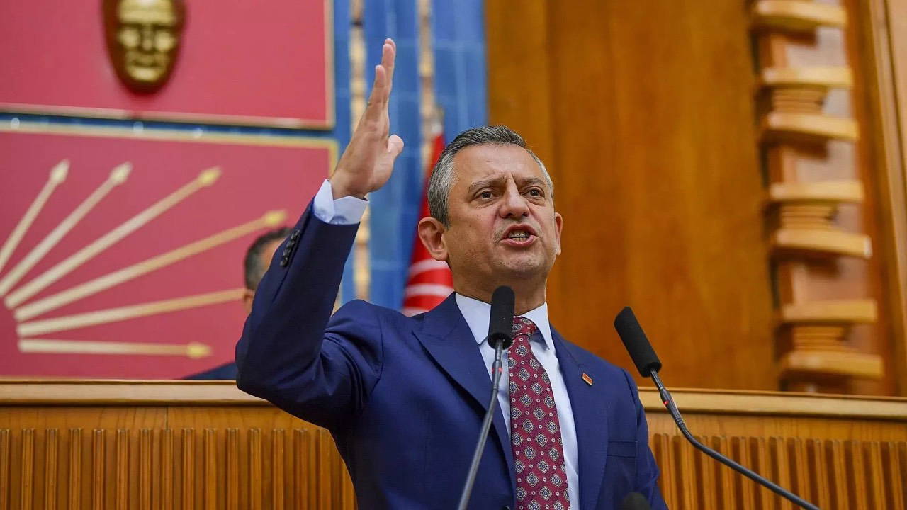 Özgür Özel'den öğretmen eylemine destek: 'Devlet polisi kalkan yapılıyor