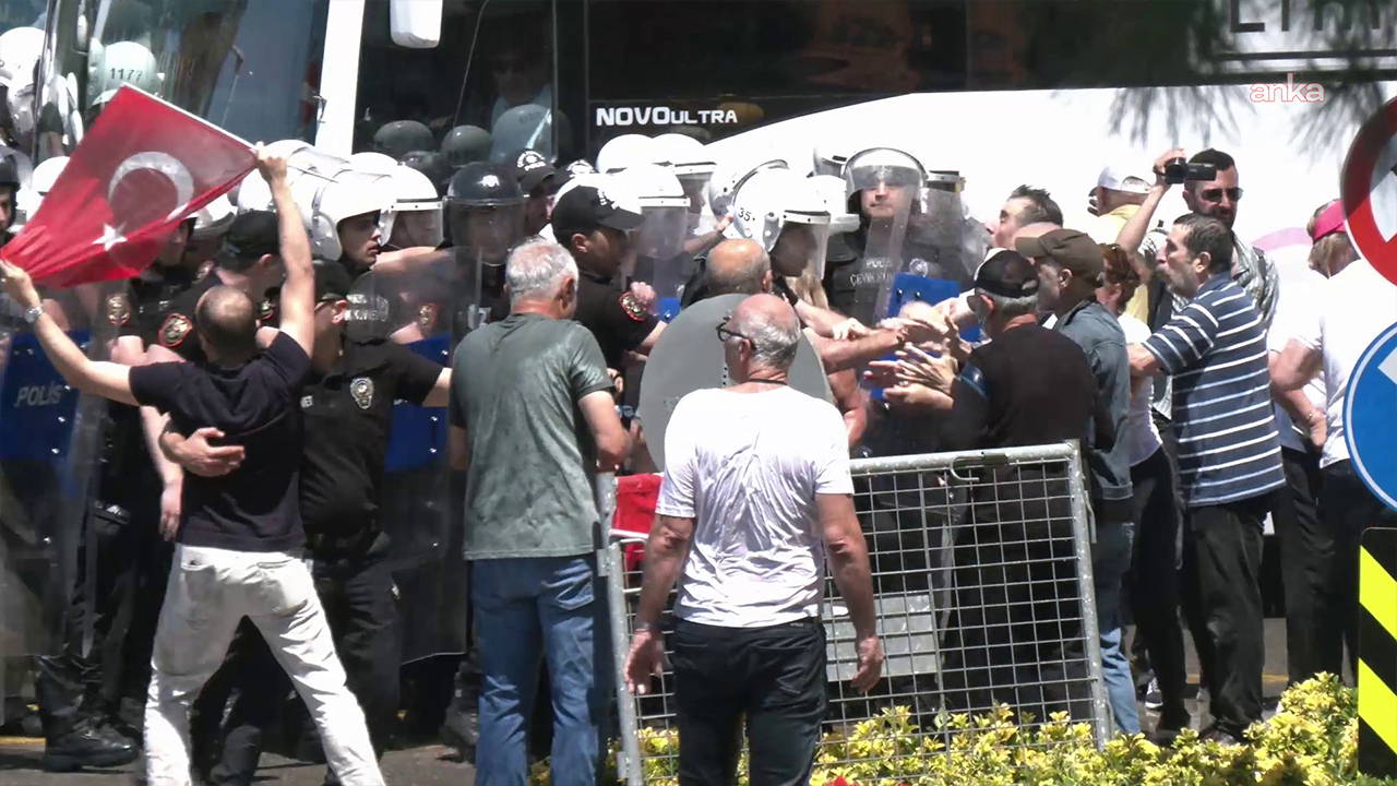 Özgür Özel'in İzmir Buluşması: Polis Müdahalesinde 2 Gözaltı