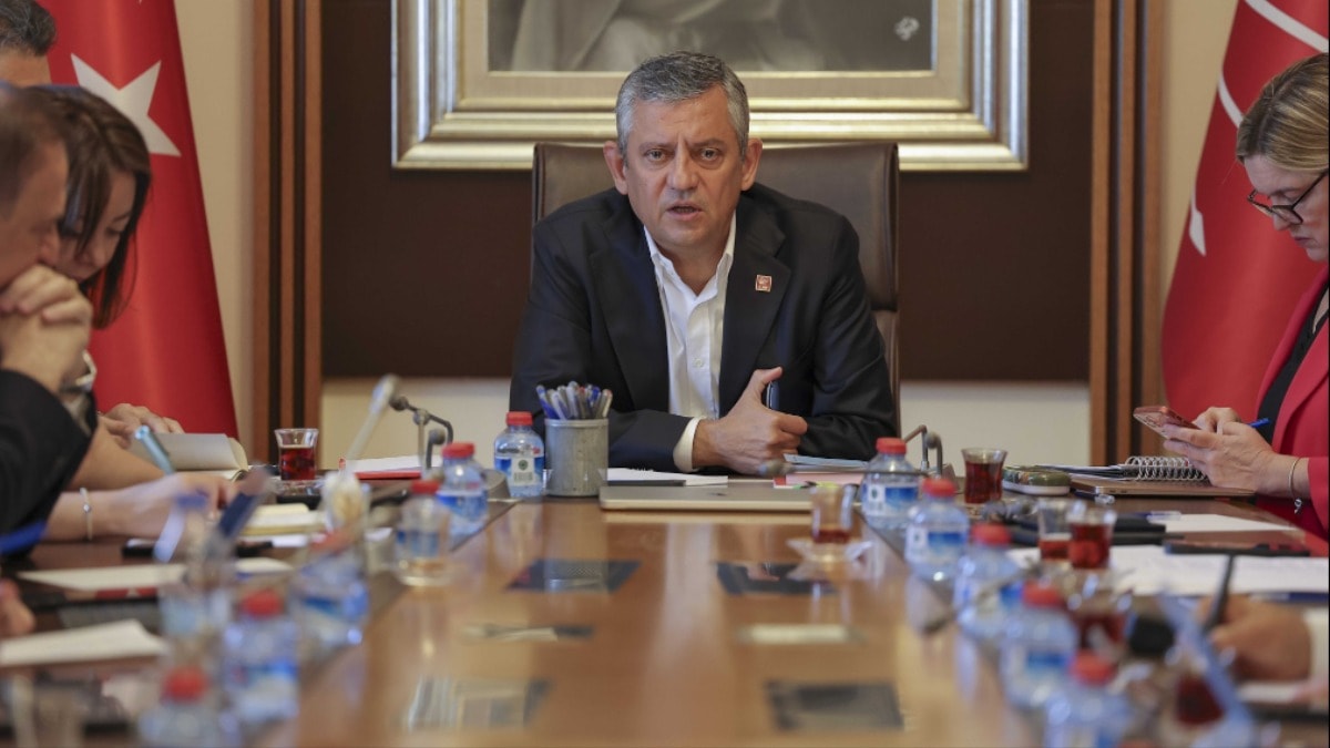 Özgür Özel'in masasındaki son anket: CHP'de kritik veriler