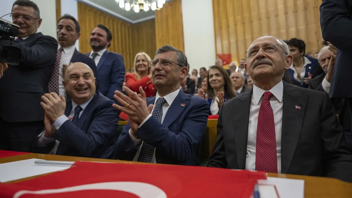 Özgür Özel'in Sözleriyle Geçmişi Çelişiyor: 'Hain' Dediği Kılıçdaroğlu İçin Ağlamıştı