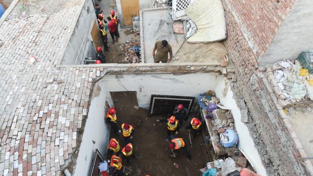 Pakistan'da Etüt Merkezinin Çatısı Çöktü: 14 Öğrenci Hayatını Kaybetti